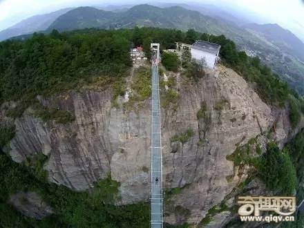 世上最长全透明玻璃桥开放!美女吓尿说：谁背我过去，就嫁给他！