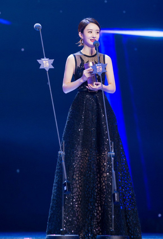 赵丽颖的裙子有玄机！静止时和展开时完全不同，真正的“孔雀裙”