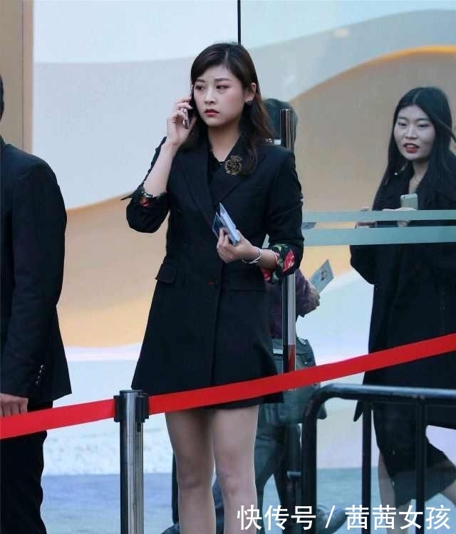  优雅：街拍：黑色的服装很显女性的优雅