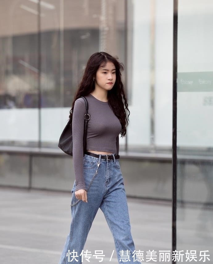  『美女』身材和气质都很好的美女，清凉性感穿搭走在人群中太显眼！