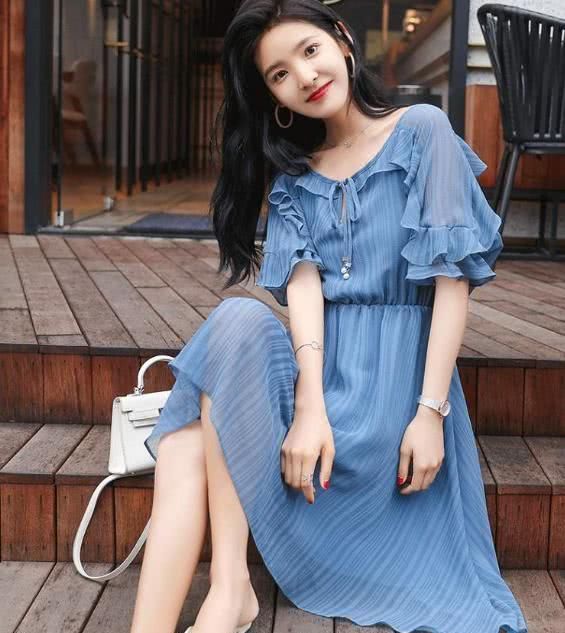  #气质#不想穿得太花哨，又怕黑白灰显老？试试高级的雾霾蓝，特别显气质