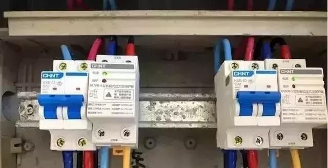 家里连续烧坏电器，用万用表测量零线火线之间电压380V为啥？