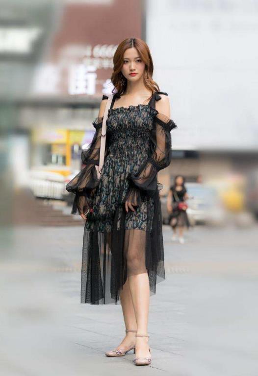 街拍: 十分独特的气质, 娱乐圈的模特也只能达到这种气质了!