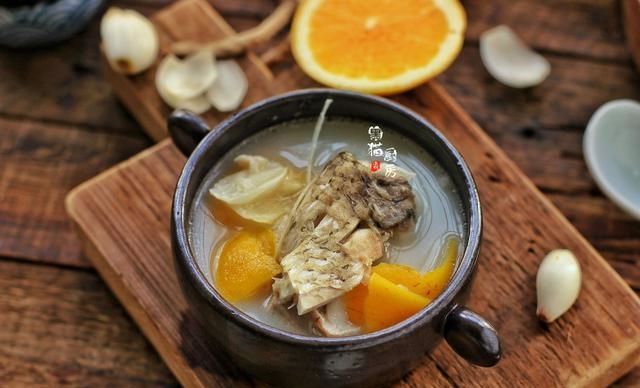  【鱼汤】以前不懂橙子皮还可以这么用，和鱼汤搭配真不错，现在知道还不晚