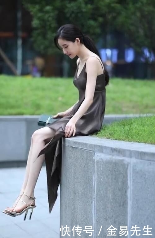  「刮风」美女，穿裙子还做这么高，就不怕刮风吗？