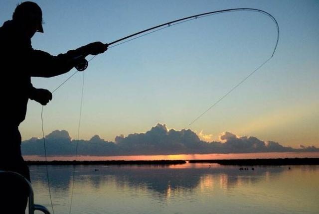 汕头有人在南澳大桥桥墩平台上钓鱼，这是“用生命在垂钓”