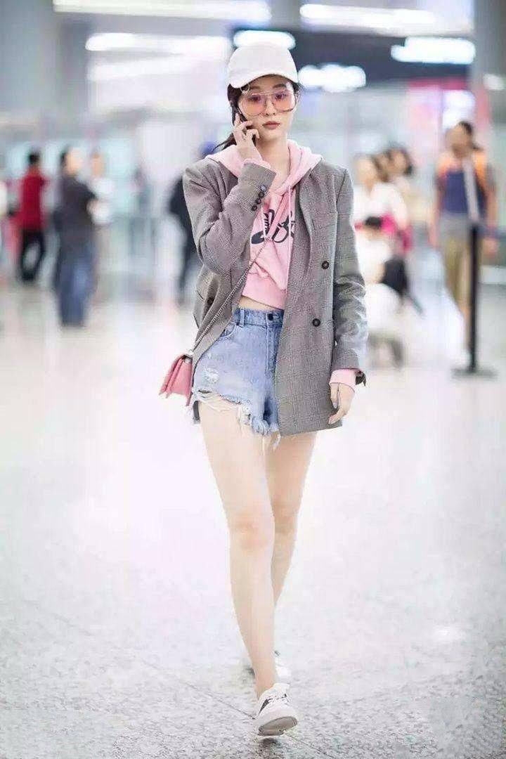 乔欣为秀腿拼了!这牛仔短裤尺寸实在太短，几乎成“三角裤”!