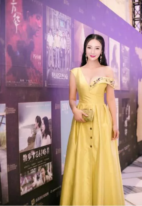 王李丹妮身材简直了，很难让人驾驭住啊，网友：这能兜得住吗！