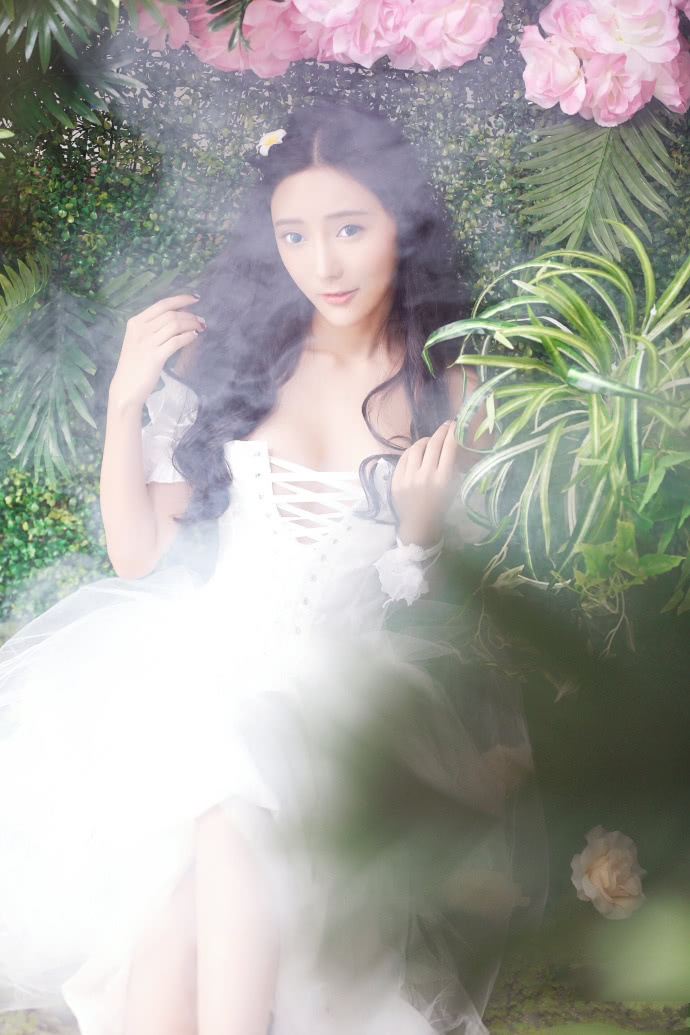 俏丽温婉的气质美女,纯美公主裙仙气满满,空灵眼神清澈如水!