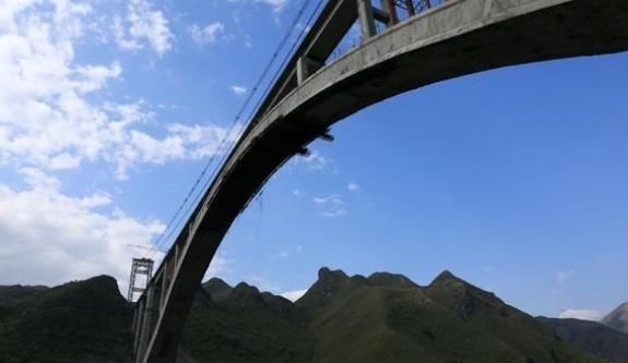 中国建世界最高桥梁：全长721米距江面300米，能用百年还能跑高铁