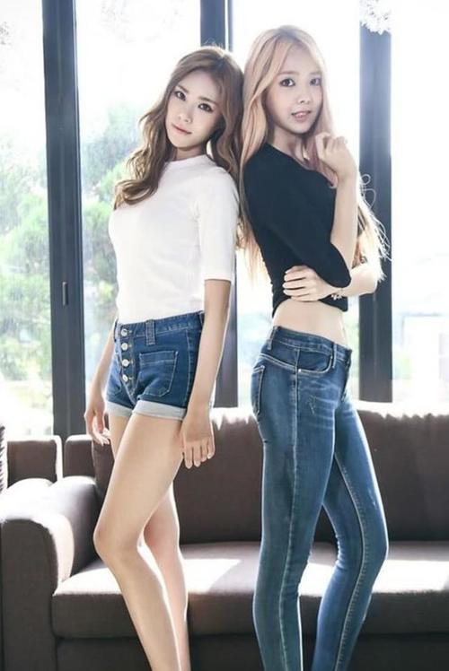 路人街拍，微胖的热裤小姐姐，身材有点好，有点美