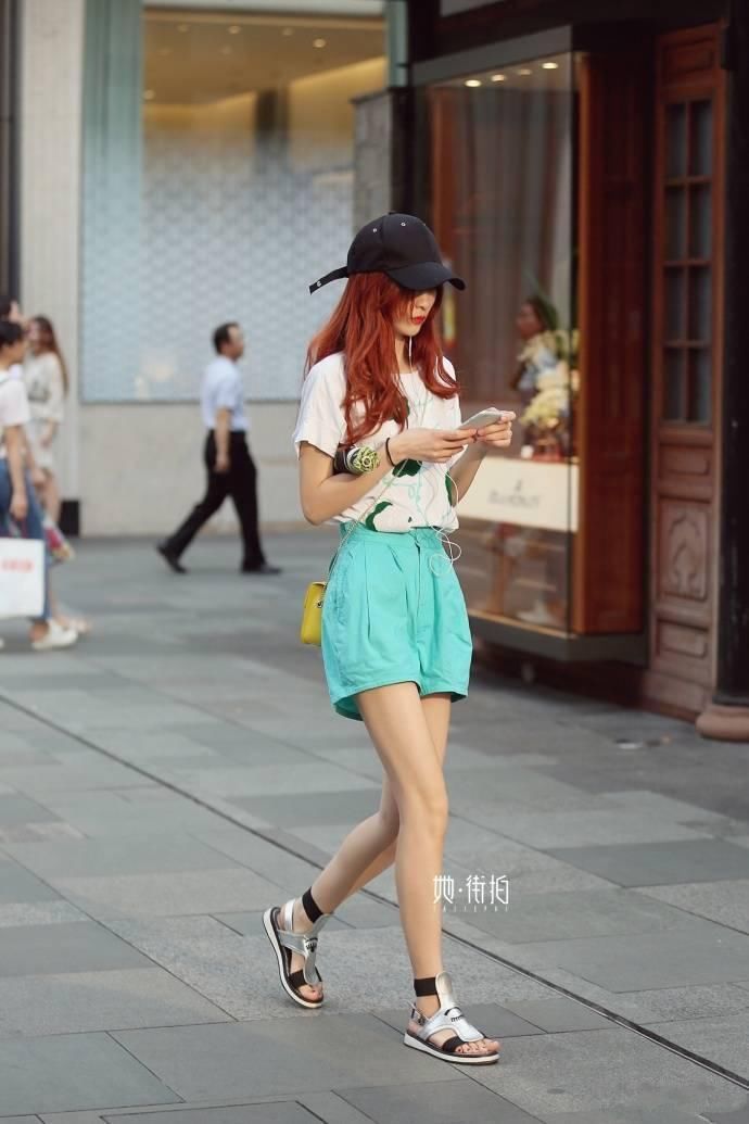 成都街拍丨同样好身材的闺蜜，走在路上一定是回头率爆表吧。