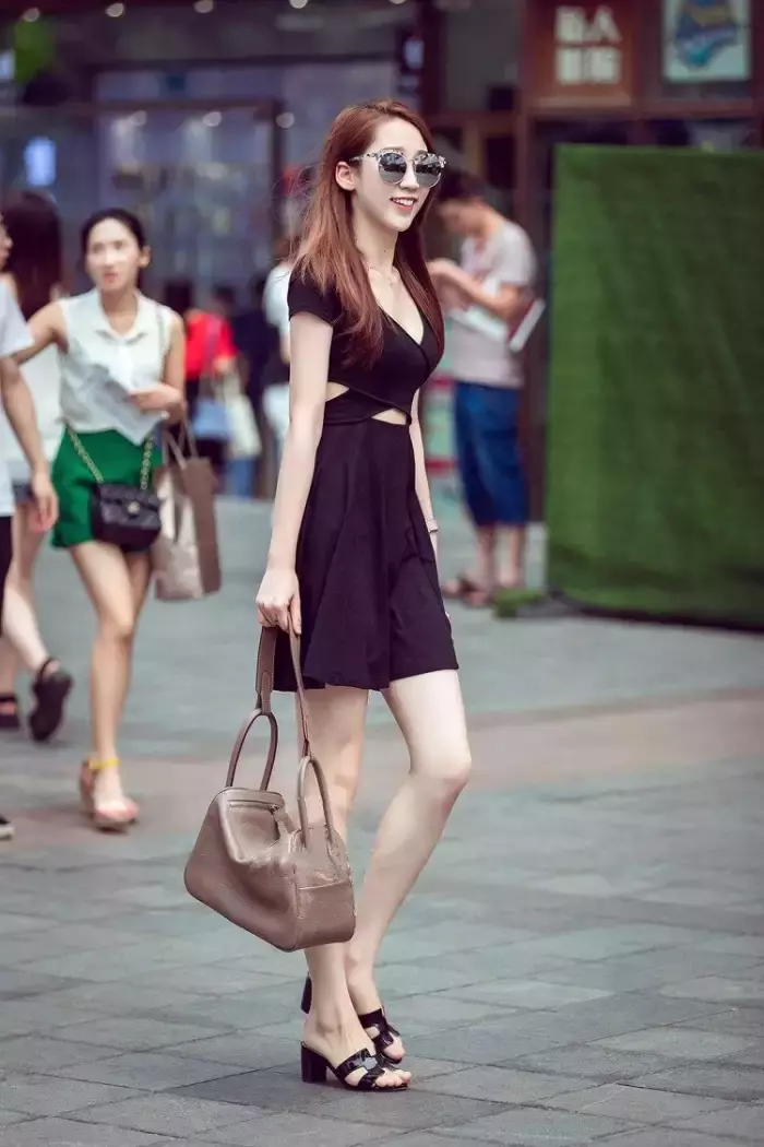 路人街拍，白色短袖搭配修身牛仔裤，突显好身材，带来不一样的美