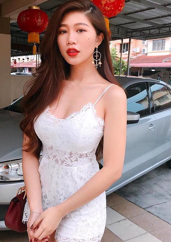 街拍：婀娜多姿的美女真是极品，傲人身材惹人爱，真是太赞了！