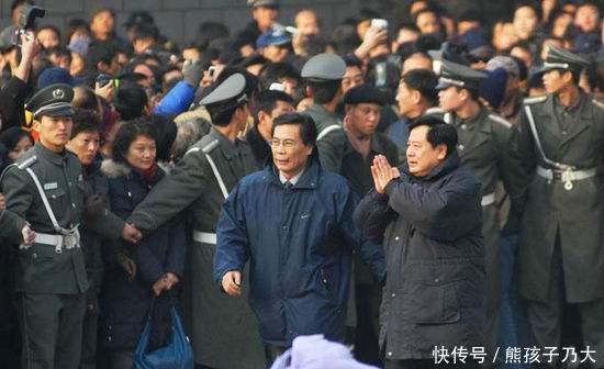 相声大师马季葬礼,上万粉丝祭奠,姜昆李金斗悼