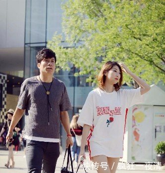 路人街拍，身材苗条的小姐姐穿着修身，更加的美丽动人