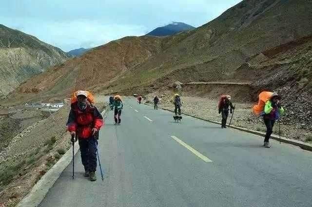 川藏线上的老司机不愿搭穷游女，套路太深，停下车就后悔了