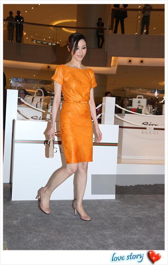 当唐嫣与李嘉欣同穿橘色皮裙，网友：终于见识到高级脸的最高形式