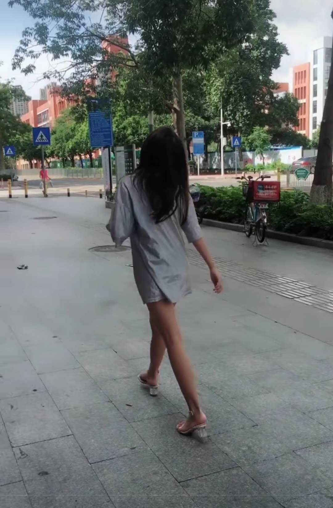 美女穿短裙逛街，小伙提醒她裙子穿反了，美女的做法让小伙惊呆了