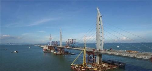 中国最长的跨海大桥：港珠澳大桥，为什么要设计成“弯”的？