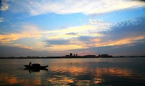  拥有@中国水域面积最大的一座省会城市，拥有亚洲最大的城中湖