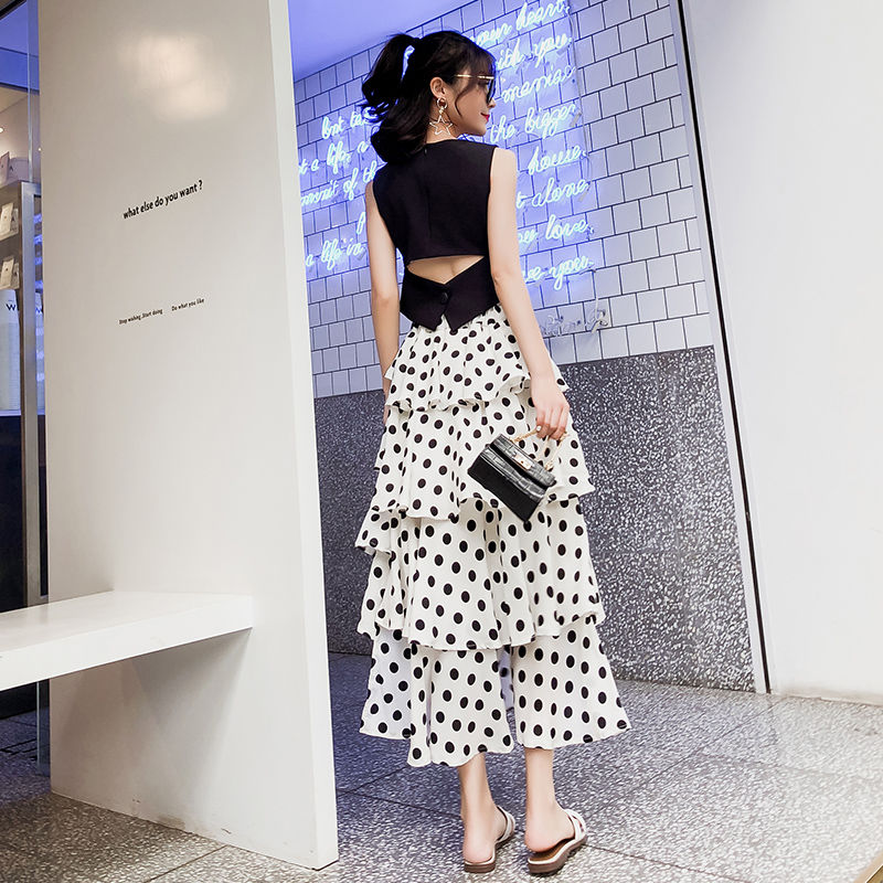 姐姐三伏天穿的也太开放了，就这样穿出门，惹得路人频回头