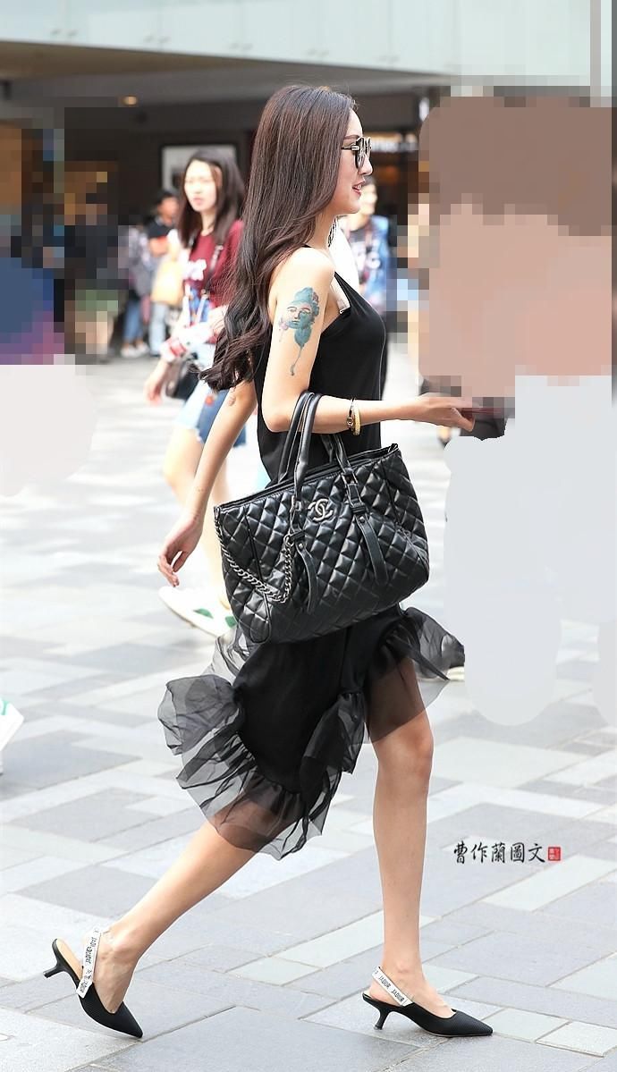 街拍:吊带裙美女，魅力是一首无言的歌