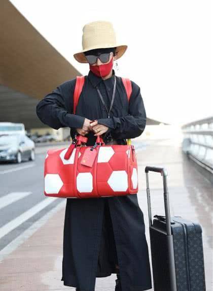 陈志朋又变“人妖”,穿“裙子”搭短裤,网友:大粗腿太出戏