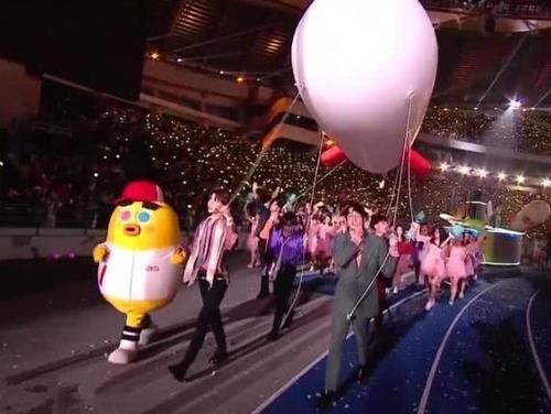 王一博水中唱跳图片