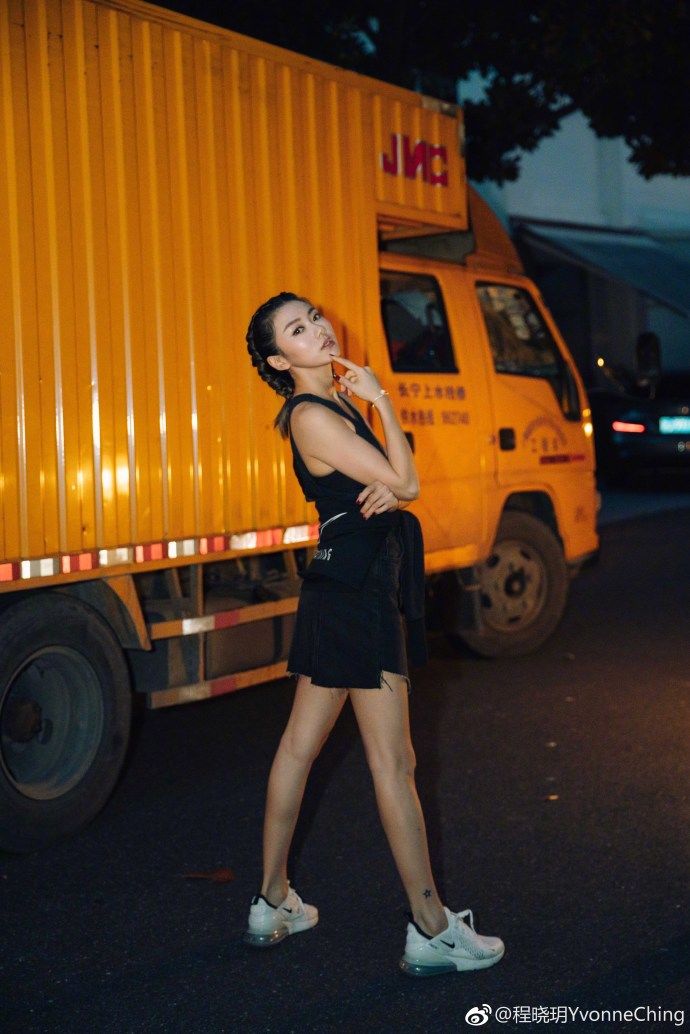 程晓玥晒全新写真美照，好身材逆天长美腿超级吸睛