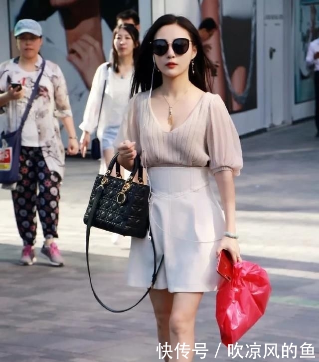 女生:纯色衬衫怎么搭配显气质 优雅女生衬衫搭配示范