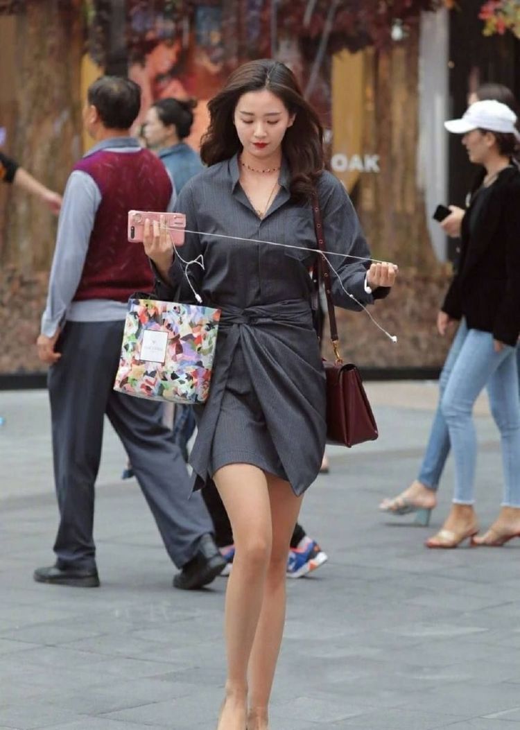 「步行街」街拍:步行街上让你美得像风景一样的时尚穿搭,你值得拥有