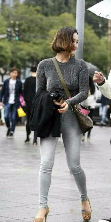 小姐姐搭配上紧身的牛仔裤，这身穿搭让小姐姐充满了女神范