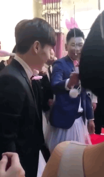 邓伦参加朋友婚礼，穿粉色裙子当伴郎，网友说，组团抢伴郎