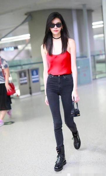 放不下手机的包不算什么，奚梦瑶这吊带换个人穿还以为是肚兜呢！