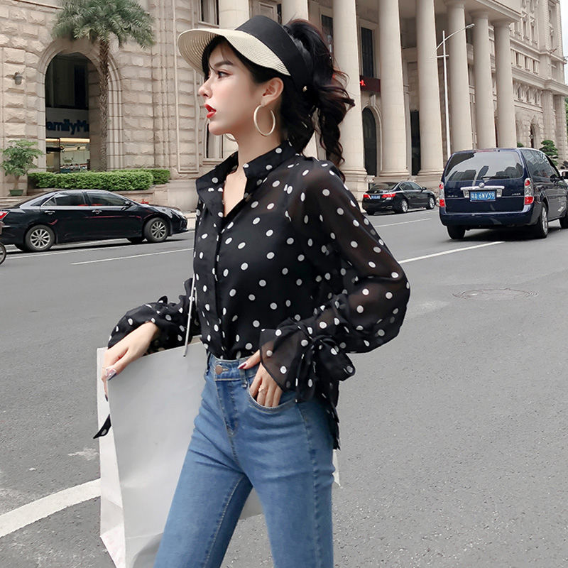 小姐姐还在犹豫穿什么，别犹豫了看看下面，在犹豫过冬了