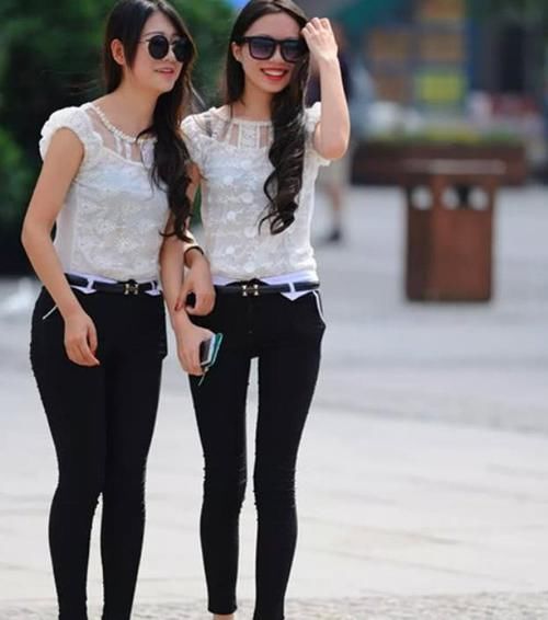  美女■街拍：皮肤白皙的美女，一件黄色的连衣裙，时尚魅力女性风采