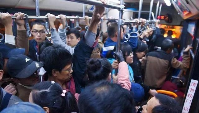  公交车■公交车上可以人挤人，为什么客车却不行？只有内行人才