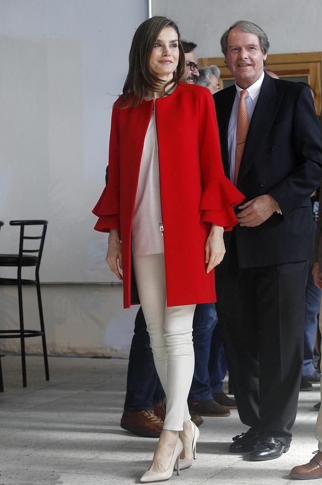 西班牙王后换下裙装，大腿修长，穿长裤别具一格!