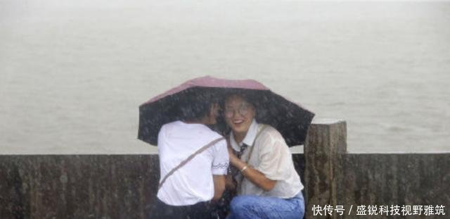 最强台风利奇马肆虐杭州，直击西湖边游客抗台，直呼路都不走稳