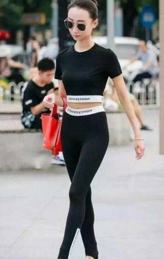 时尚打底裤美女，身材被展现的迷人，透露着女性吸睛的魅力！