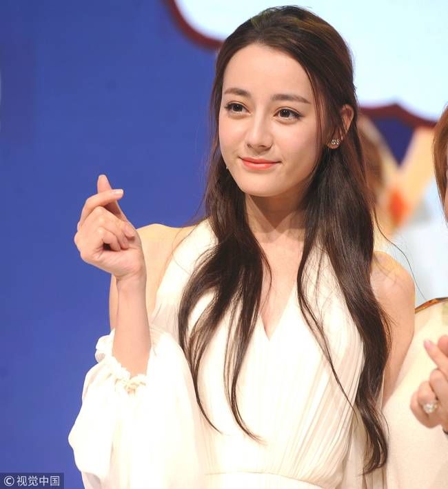 热巴穿露肩长裙仙气十足 颜值身材双在线