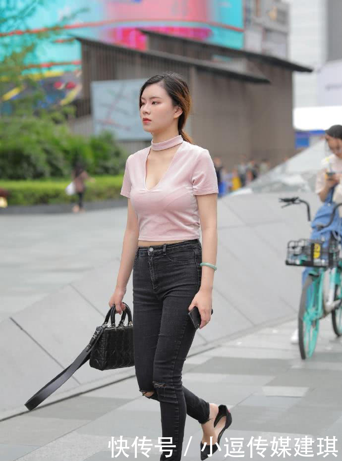 『干嘛』小姐姐穿搭太美了，紧身黑牛仔，脖子上的粉色圈圈是干嘛的？