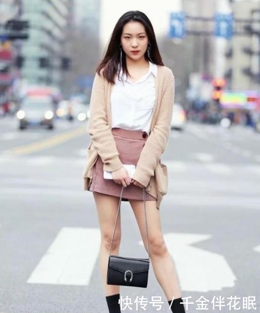 动人|街拍:美女身材高挑,长发披肩,唯美动人