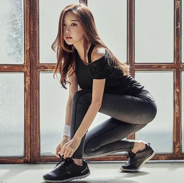 街拍：迷人的紧身打底裤美女，穿出曼妙身姿