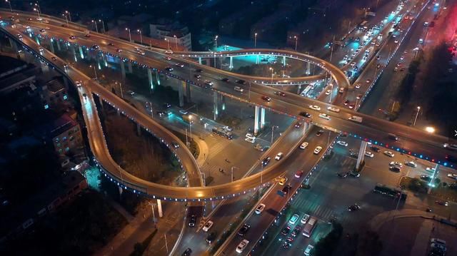 苏联解体前几个月，一名空降兵突然失踪，靠打猎维持生计几十年