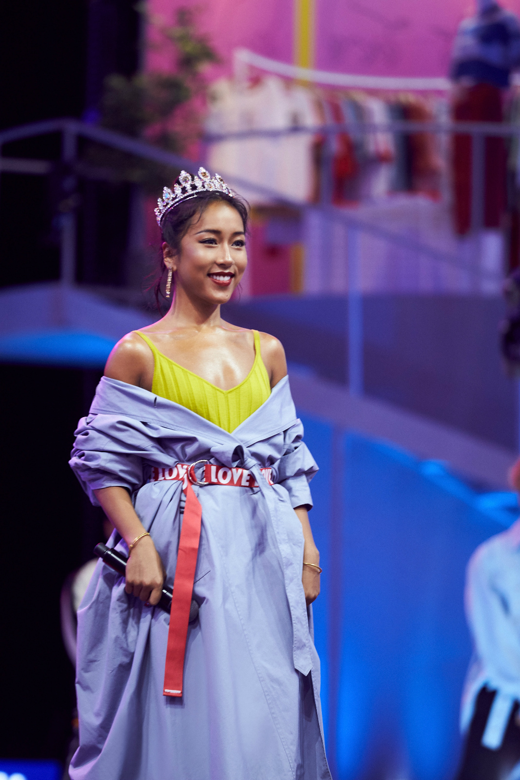 吉克隽逸挑战疯狂配色 变身“闪光黑美人”