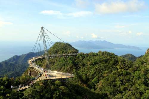 世界上最惊险的大桥，整个大桥只用一根支柱支撑，被称天空之桥