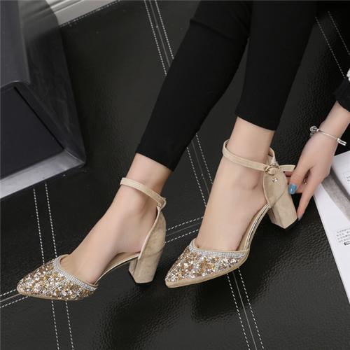 最近特别流行的时尚风,美女怎么能缺少如此美丽的高跟鞋