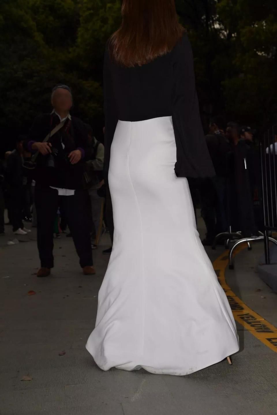 街拍：穿一袭白长裙，体态风韵，美臀的性感美女